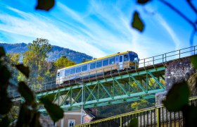 Citybahn fährt über Brücke Froschperspektive