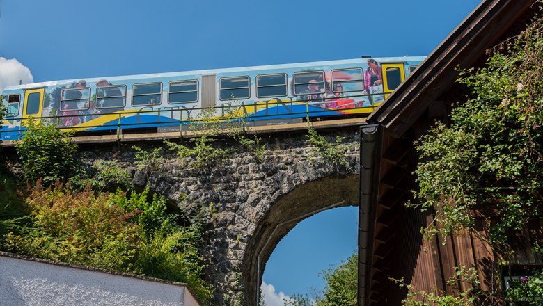 Citybahn fährt über Brücke Froschperspektive